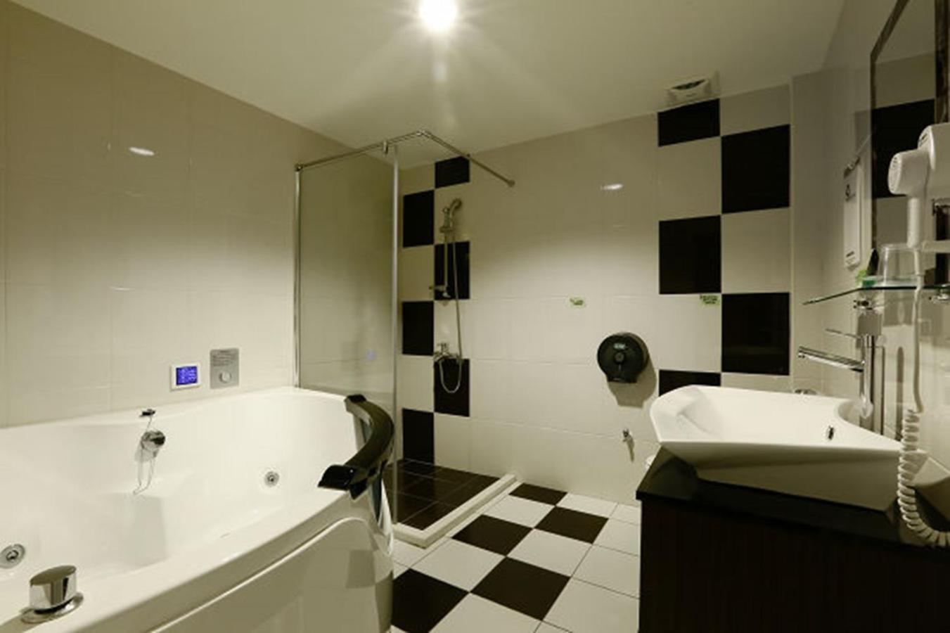 Hua Xiang Motel - Arena Kaohsiung Buitenkant foto