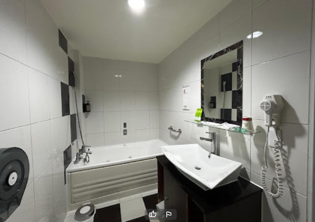 Hua Xiang Motel - Arena Kaohsiung Buitenkant foto